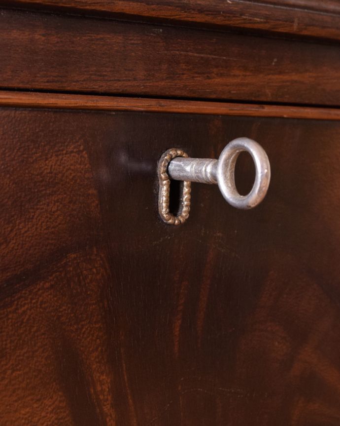 アンティークのデスク・書斎机　アンティーク家具　木目が美しいアンティーク英国家具、優雅なライティングデスク。開ける度にワクワクする取っ手アンティークの鍵が付いています。(k-1678-f)