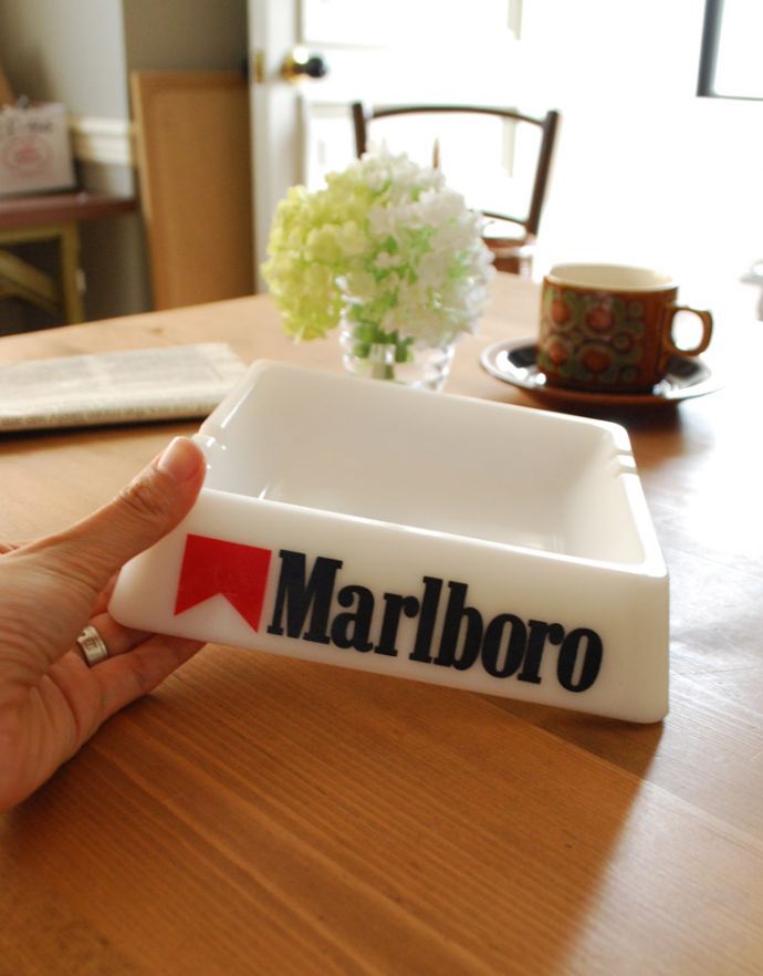 アンティーク 陶磁器の雑貨　アンティーク雑貨　イギリスヴィンテージ雑貨、Marlboro(マルボロ)のアッシュトレイ。ショップやレストランでの喫煙ルームにも人気です。(k-1680-z)