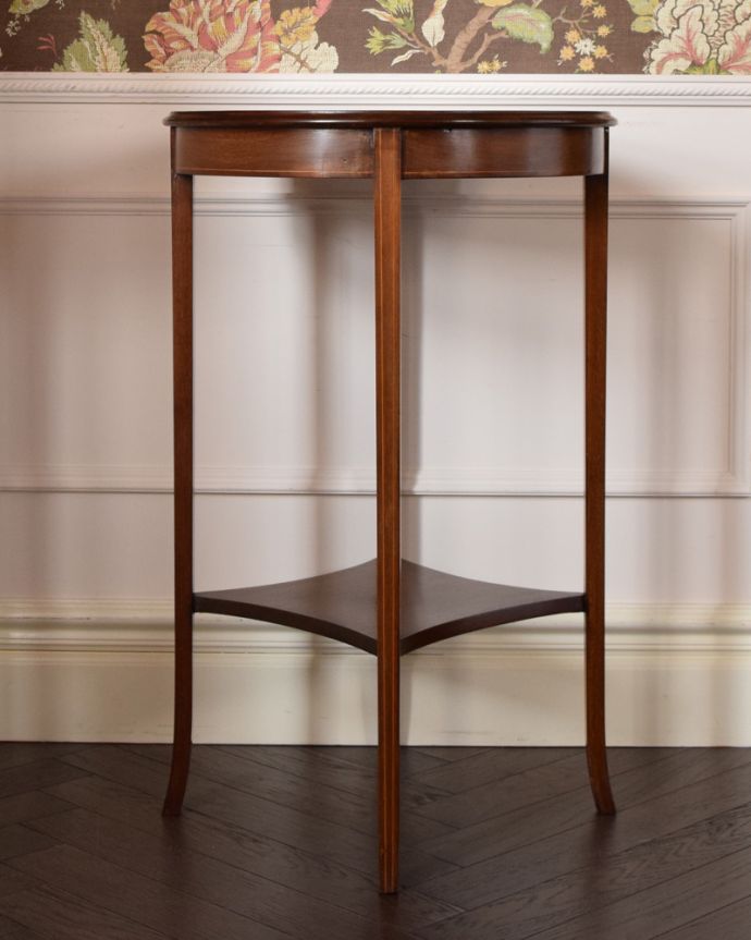 アンティークのテーブル　アンティーク家具　マホガニー材を使ったアンティーク英国輸入家具、美しいオケージョナルテーブル。細くて繊細なラインが美しい脚。(k-1681-f)