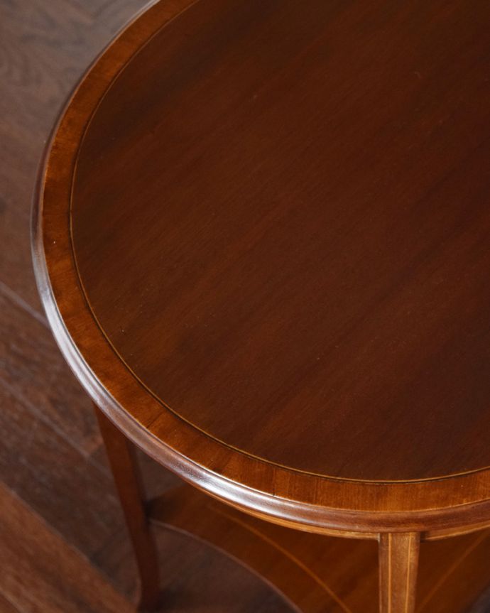 アンティークのテーブル　アンティーク家具　マホガニー材を使ったアンティーク英国輸入家具、美しいオケージョナルテーブル。大人っぽいカラーで落ち着きがあります。(k-1681-f)