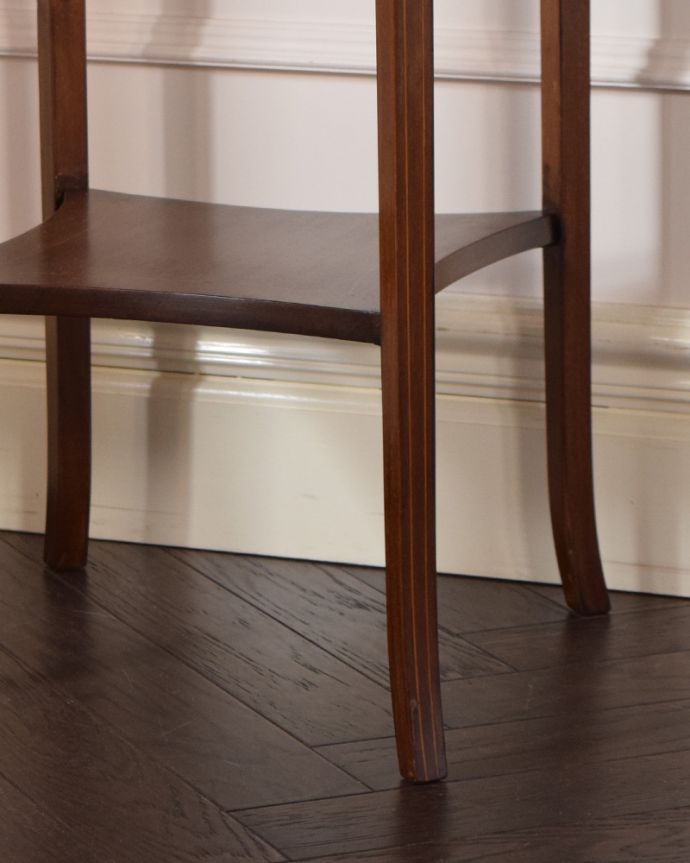 アンティークのテーブル　アンティーク家具　マホガニー材を使ったアンティーク英国輸入家具、美しいオケージョナルテーブル。脚には繊細な象嵌が入っています。(k-1681-f)