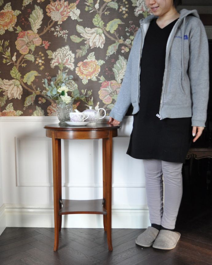 アンティークのテーブル　アンティーク家具　マホガニー材を使ったアンティーク英国輸入家具、美しいオケージョナルテーブル。そっと壁に付けて置くだけで、オシャレな雰囲気に。(k-1681-f)