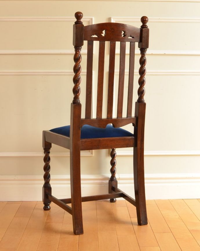 ダイニングチェア　アンティークチェア・椅子　アンティーク オークチェアー　後ろ姿にも自信アリ！並べた時に後ろから見ることも多い椅子。(k-1686-c)