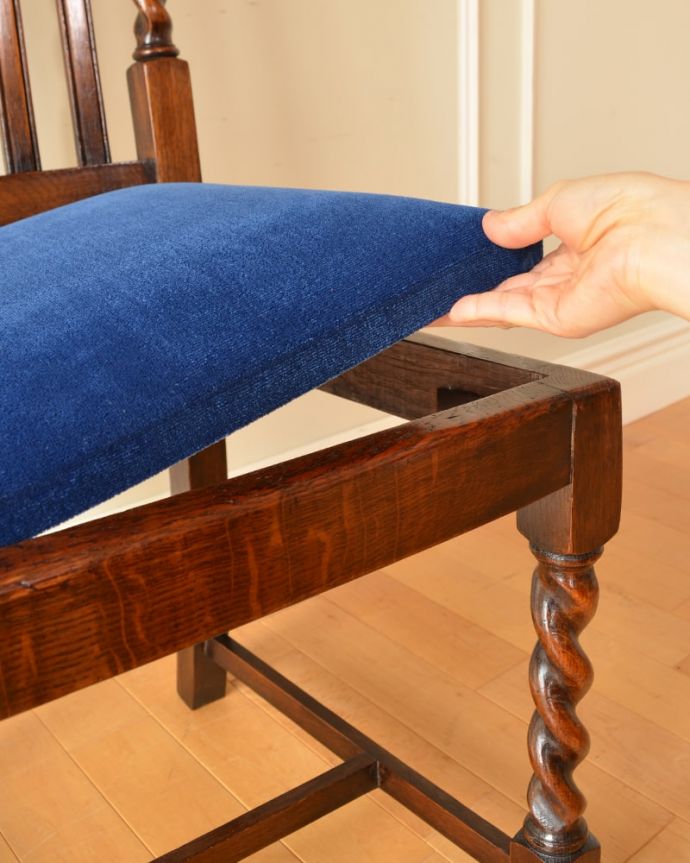 ダイニングチェア　アンティークチェア・椅子　アンティーク オークチェアー　取り外しできる座面座面の取り外しが簡単に出来るようになっています。(k-1686-c)
