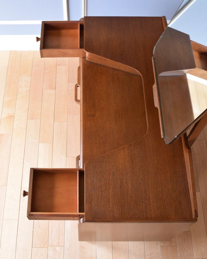 G-PLAN(Gプラン)　アンティーク家具　北欧スタイルのヴィンテージ家具、引き出しがたっぷり付いたドレッサー （ドレッシングチェスト）。棚の引き出しは小物を入れるのに最適です。(k-1686-f)