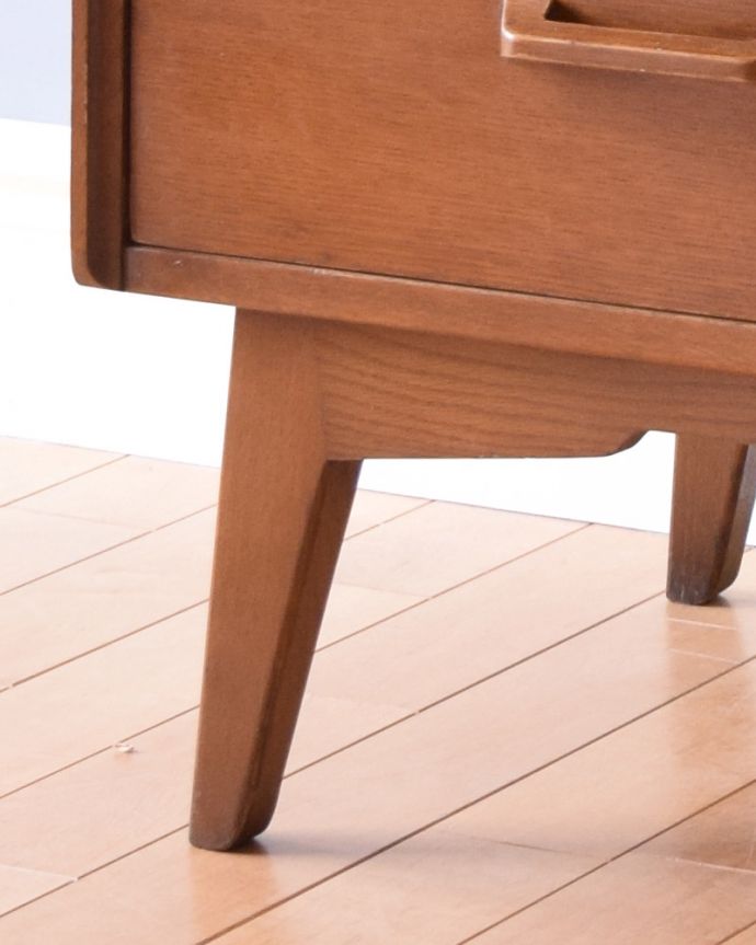 G-PLAN(Gプラン)　アンティーク家具　北欧スタイルのヴィンテージ家具、引き出しがたっぷり付いたドレッサー （ドレッシングチェスト）。脚はすっきりしたデザインです。(k-1686-f)