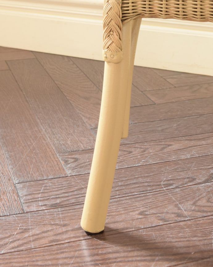 ロイドルーム　アンティーク チェア　アンティーク ロイドルームチェアー。床を滑らせて移動出来ますHandleではアンティークチェアの脚の裏にフェルトキーパーをお付けしています。(k-1687-c)