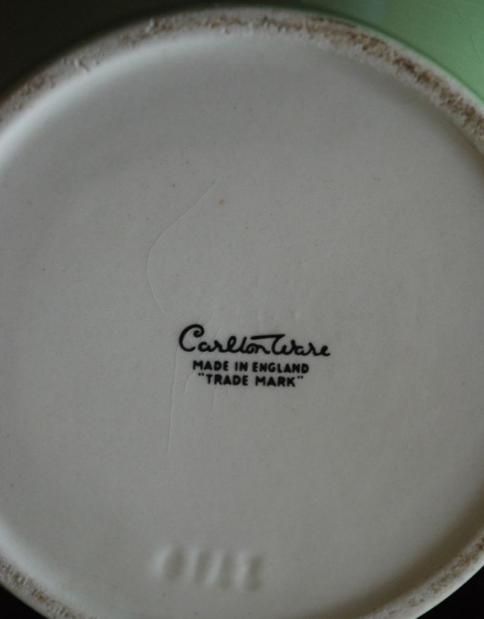 テーブルウェア(食器)　アンティーク雑貨　カールトンウェア社(Carlton ware)のアンティーク　ティーポット。バックスタンプ入りです。(k-1687-z)