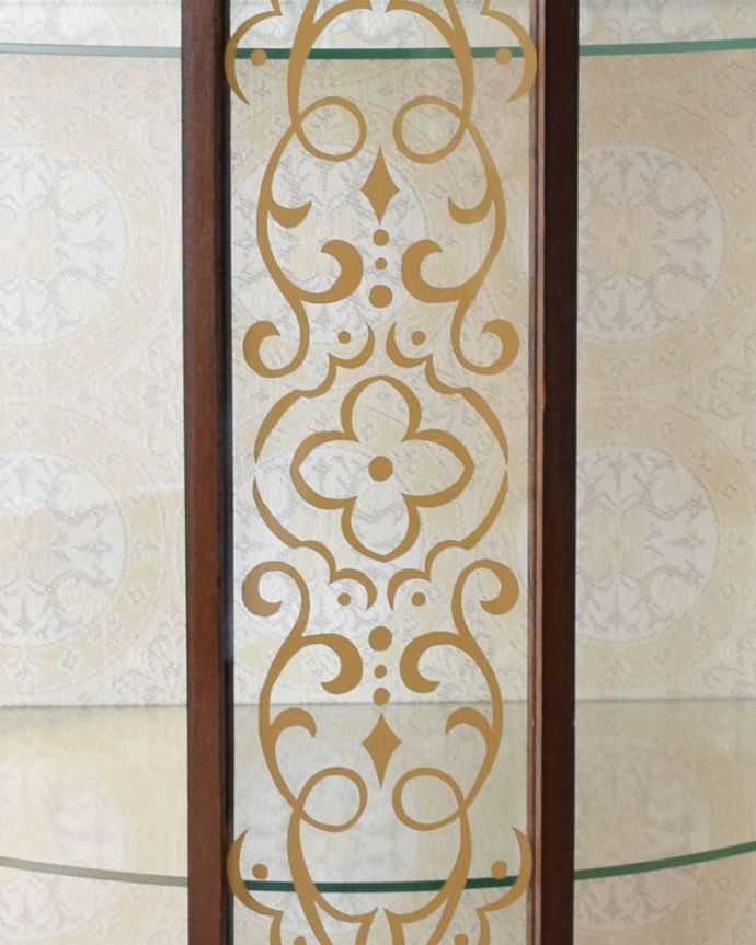 アンティークのキャビネット　アンティーク家具　上品な英国スタイルのガラスキャビネット、ハーフムーンのアンティークショーケース。ゴールドの高級感溢れる装飾がデザインされています。(k-1688-f)