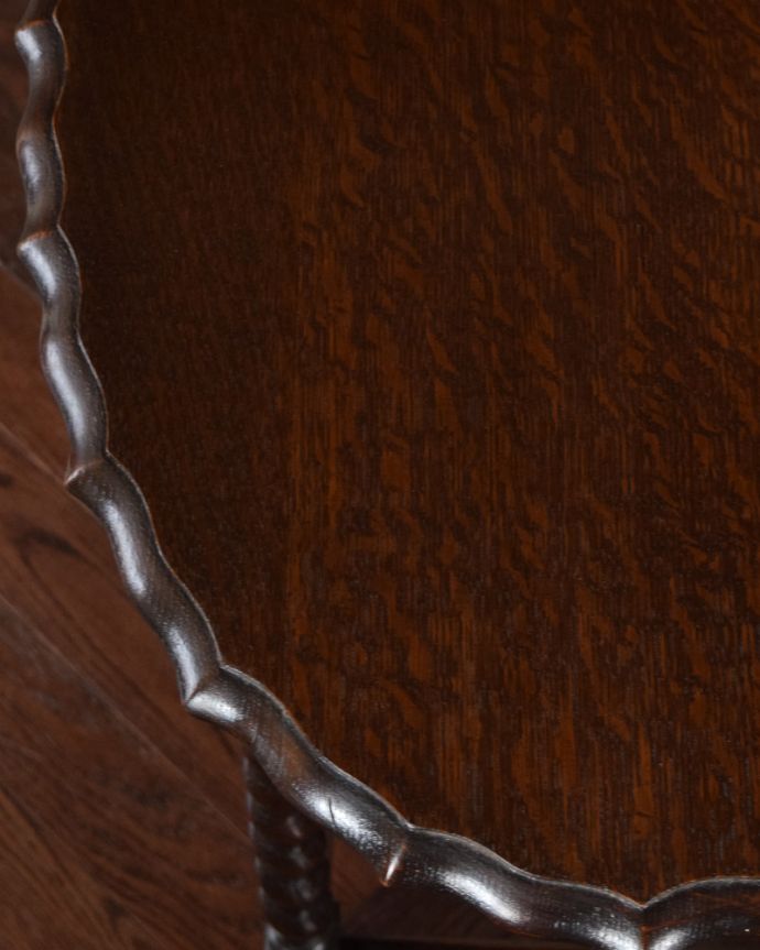 アンティークのテーブル　アンティーク家具　英国輸入のアンティーク家具、天板も脚も美しいオケージョナルテーブル（簡易テーブル）。縁のカッテイングが美しいデザインです。(k-1689-f)
