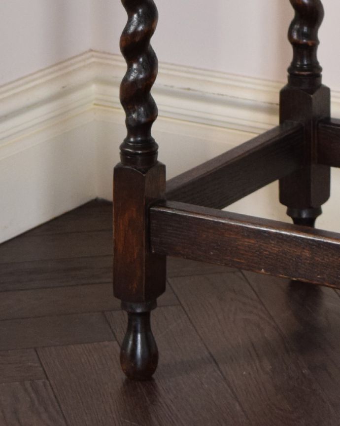 アンティークのテーブル　アンティーク家具　英国輸入のアンティーク家具、天板も脚も美しいオケージョナルテーブル（簡易テーブル）。支えがあるのでバランスよく安定しています。(k-1689-f)