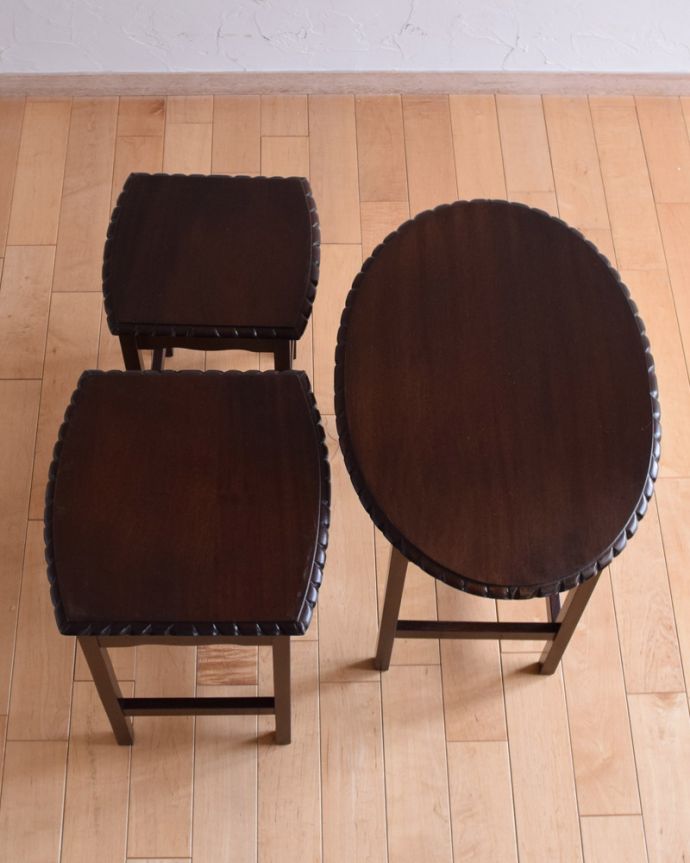 ロイドテーブル　アンティーク家具　キレイなマホガニー材のネストテーブル、３つのテーブルがセットになったアンティーク家具。天板です。(k-1690-f)