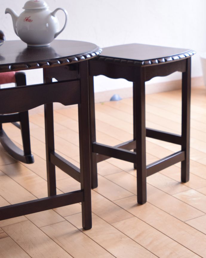 ロイドテーブル　アンティーク家具　キレイなマホガニー材のネストテーブル、３つのテーブルがセットになったアンティーク家具。オシャレなので使わないときもそのまま出して置けるのもうれしいですね。(k-1690-f)