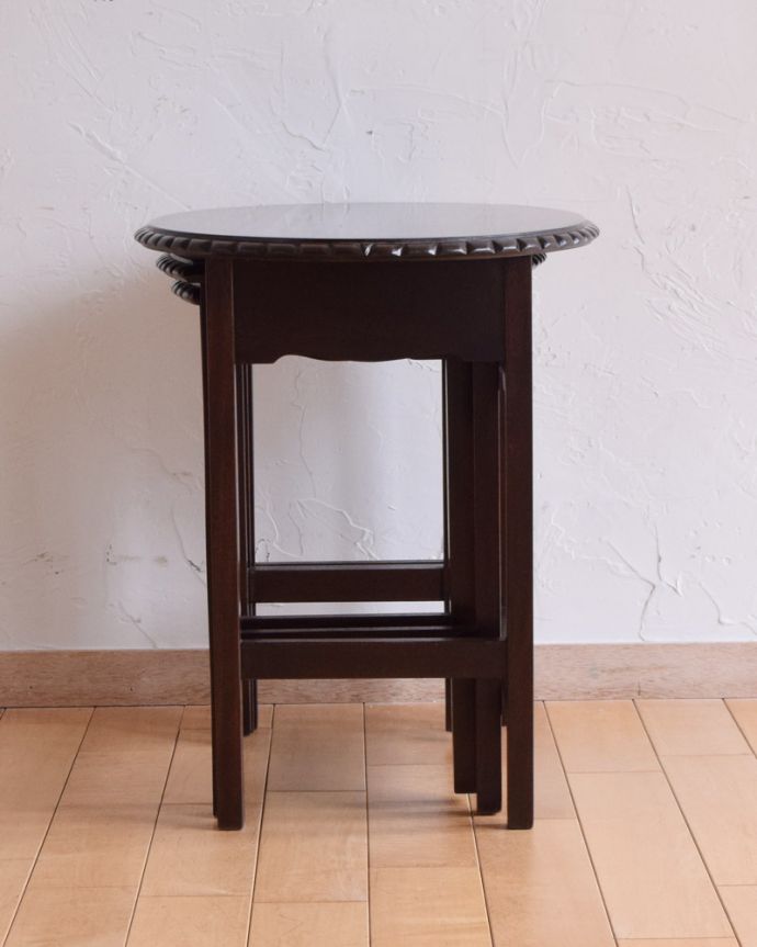 ロイドテーブル　アンティーク家具　キレイなマホガニー材のネストテーブル、３つのテーブルがセットになったアンティーク家具。スッキリしまえて、便利。(k-1690-f)