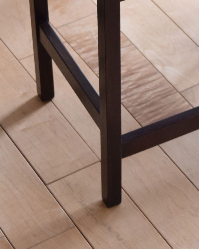 ロイドテーブル　アンティーク家具　キレイなマホガニー材のネストテーブル、３つのテーブルがセットになったアンティーク家具。キチンとお直ししてありますので、安定感のある脚です。(k-1690-f)