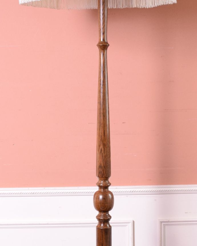 スタンドライト　照明・ライティング　フリンジがたっぷり付いた英国のアンティークフロアランプ（Ｂ22シャンデリア球付）。艶のある美しい木製のスタンドです。(k-1691-f)