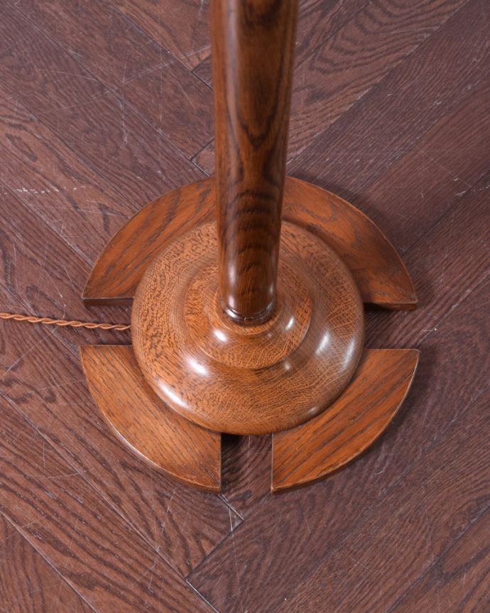 スタンドライト　照明・ライティング　フリンジがたっぷり付いた英国のアンティークフロアランプ（Ｂ22シャンデリア球付）。スタンドは、木製です。(k-1691-f)