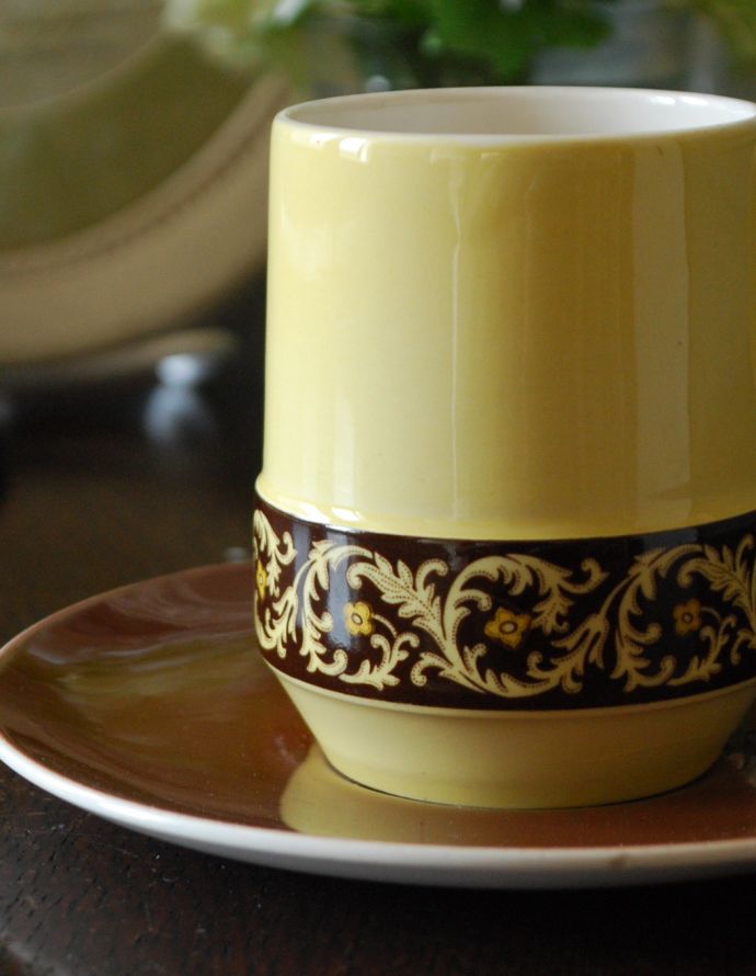 テーブルウェア(食器)　アンティーク雑貨　カールトンウェア社(Carlton ware)のアンティーク　カップ＆ソーサー。あたたかみのある陶器です。(k-1691-z)