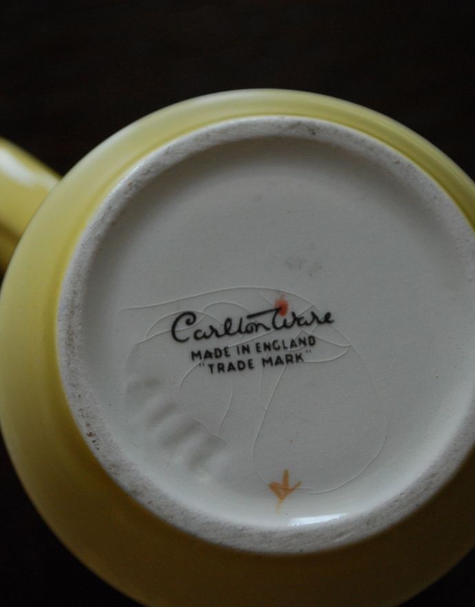 テーブルウェア(食器)　アンティーク雑貨　カールトンウェア社(Carlton ware)のアンティーク　カップ＆ソーサー。カップの裏にマーク入りです。(k-1691-z)