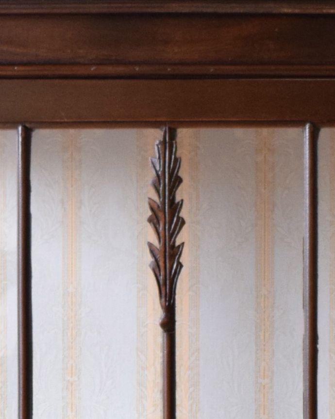 アンティークのキャビネット　アンティーク家具　アンティーク英国輸入家具、美しいアンティークのガラスキャビネット。木の装飾が上品なアクセントになっています。(k-1693-f)