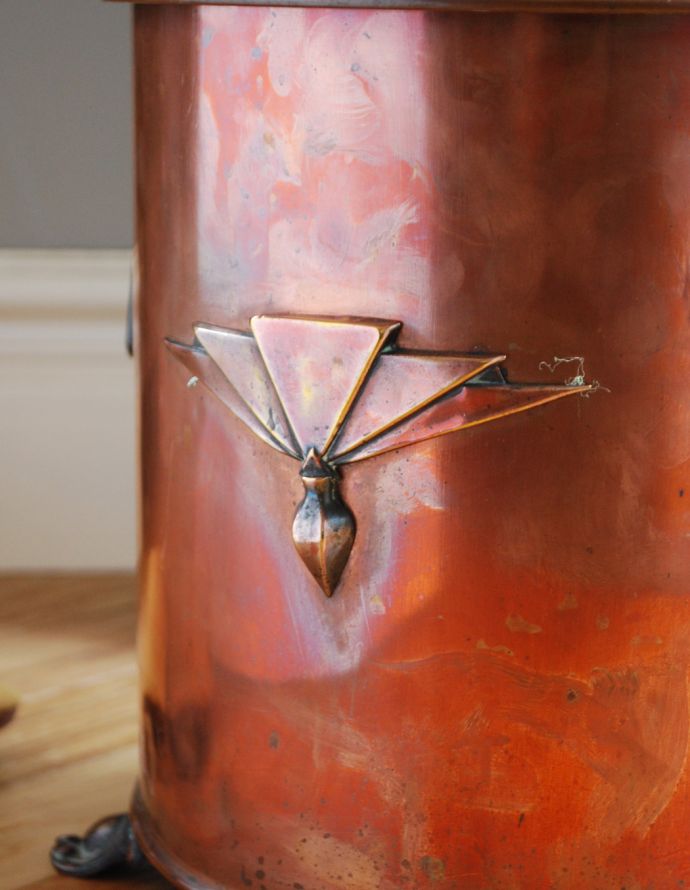シルバーのテーブルウェア　アンティーク雑貨　英国から届いたコッパー（銅製）のアンティーク　蓋付きのコールボックス(炭入れ)。銅製のアンティークの質感と風合いをお楽しみください。(k-1693-z)