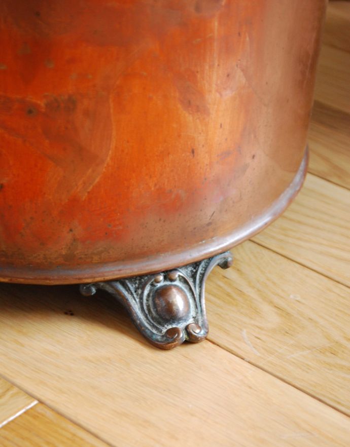 シルバーのテーブルウェア　アンティーク雑貨　英国から届いたコッパー（銅製）のアンティーク　蓋付きのコールボックス(炭入れ)。素敵な脚がついています。(k-1693-z)