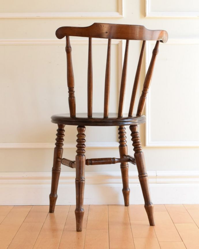 ダイニングチェア　アンティークチェア・椅子　アンティーク キッチンチェアー　後ろ姿にも自信アリ！並べた時に後ろから見ることも多い椅子。(k-1694-c)