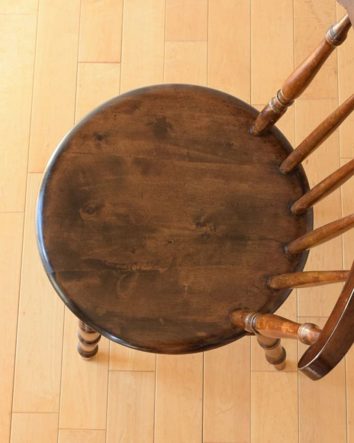 ダイニングチェア　アンティークチェア・椅子　アンティーク キッチンチェアー　可愛い丸い座面素朴な雰囲気の座面。(k-1694-c)