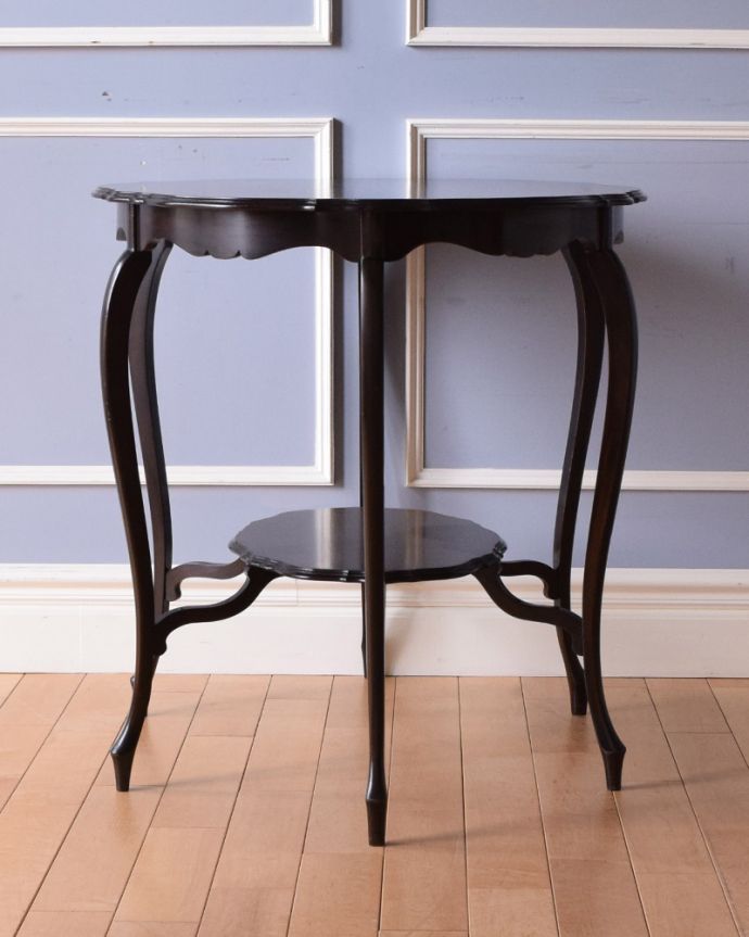 アンティークのテーブル　アンティーク家具　天板のカッティングが可憐、アンティークティーテーブル（オケージョナルテーブル）。上品で優雅なアンティーク凛とした雰囲気が漂うアンティークらしい立ち姿のテーブル。(k-1696-f)
