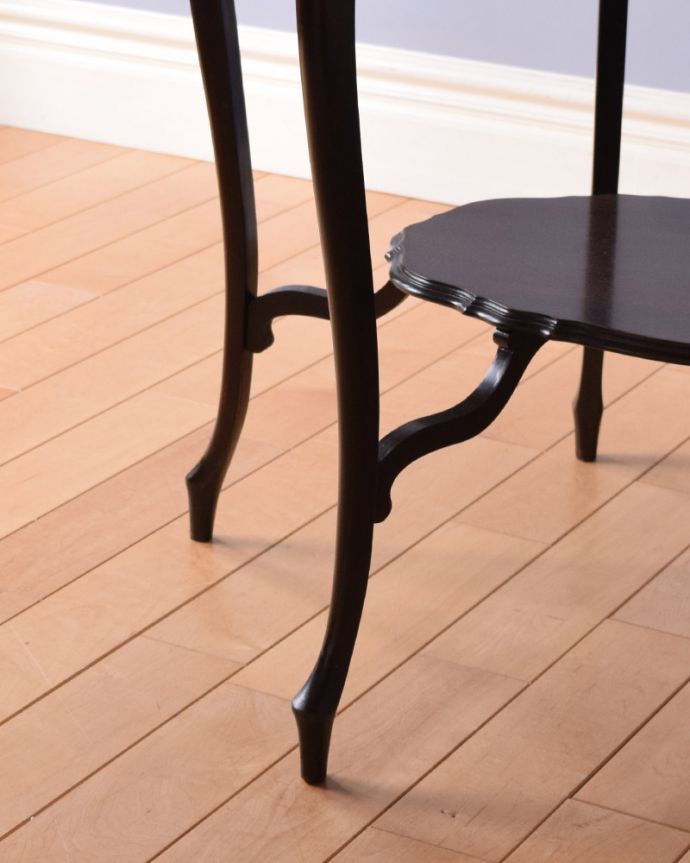 アンティークのテーブル　アンティーク家具　天板のカッティングが可憐、アンティークティーテーブル（オケージョナルテーブル）。持ち上げなくても移動できます！Handleのアンティークは、脚の裏にフェルトキーパーをお付けしていますので、床を滑らせてれば移動が簡単です。(k-1696-f)