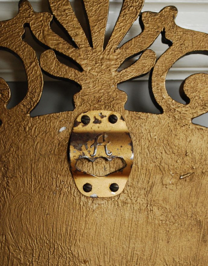 アンティーク フレーム付きミラー　アンティーク雑貨　アンティークゴールドの装飾がエレガント、英国で見つけたカッティングミラー。壁に掛けられる金具が付いています。(k-1696-z)