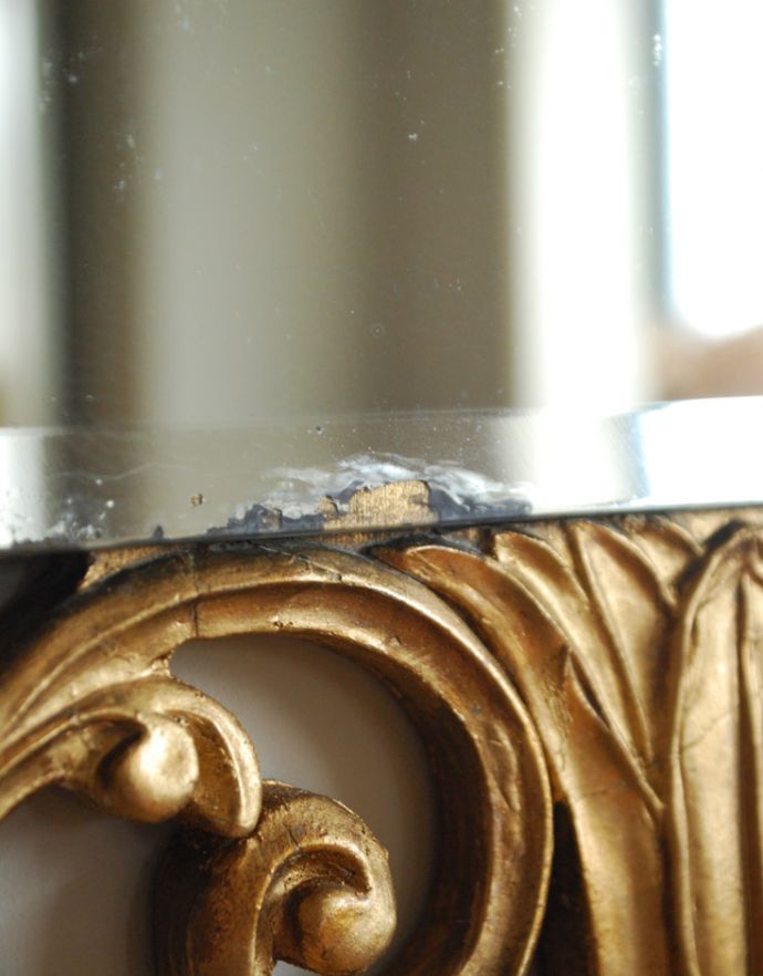 アンティーク フレーム付きミラー　アンティーク雑貨　アンティークゴールドの装飾がエレガント、英国で見つけたカッティングミラー。アンティークなので、端の方に一部カケがありますが、使用上問題ありません。(k-1696-z)