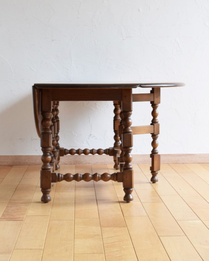 アンティークのテーブル　アンティーク家具　３タイプにサイズ調整が可能！アンティークゲートレッグコーヒーテーブル。片開きにすると、壁やソファの横にペタンっとくっつけることができます。(k-1697-f)