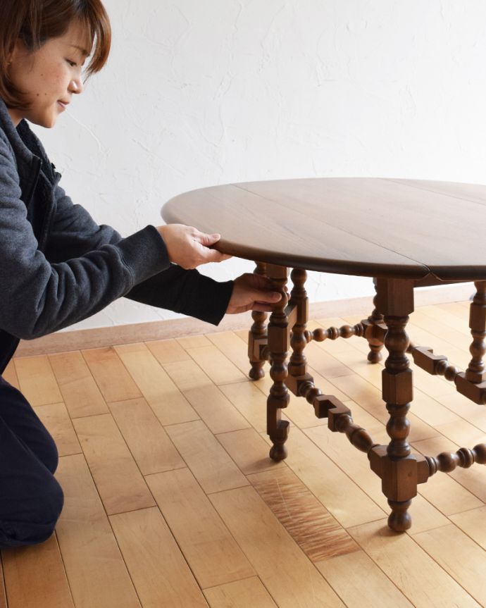 アンティークのテーブル　アンティーク家具　３タイプにサイズ調整が可能！アンティークゲートレッグコーヒーテーブル。脚を引っ張り出すだけなので、組み立ても簡単！女性の力で大丈夫です。(k-1697-f)