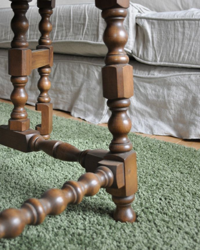 アンティークのテーブル　アンティーク家具　３タイプにサイズ調整が可能！アンティークゲートレッグコーヒーテーブル。丸い足先が可愛いです。(k-1697-f)