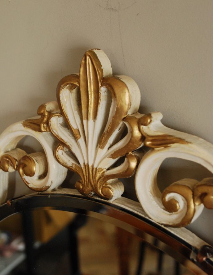 アンティーク ミラー（鏡）　アンティーク雑貨　英国で出会ったアンティーク壁付け鏡、ホワイト×ゴールドの装飾付きカッティングミラー。エレガントな装飾で縁取られた美しいミラー。(k-1697-z)