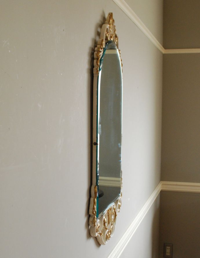 アンティーク ミラー（鏡）　アンティーク雑貨　英国で出会ったアンティーク壁付け鏡、ホワイト×ゴールドの装飾付きカッティングミラー。アンティークのミラーは重みがあります。(k-1697-z)