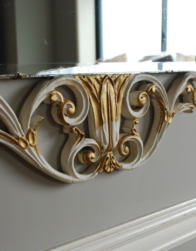 アンティーク ミラー（鏡）　アンティーク雑貨　英国で出会ったアンティーク壁付け鏡、ホワイト×ゴールドの装飾付きカッティングミラー。ゴールドの装飾が美しいです。(k-1697-z)