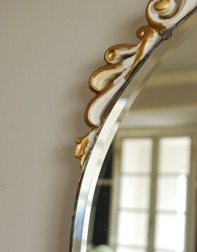 アンティーク ミラー（鏡）　アンティーク雑貨　英国で出会ったアンティーク壁付け鏡、ホワイト×ゴールドの装飾付きカッティングミラー。ホワイトペイントがおしゃれなアクセントに。(k-1697-z)