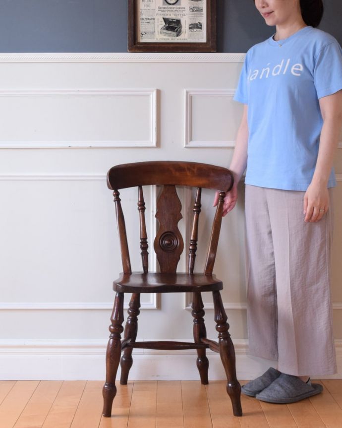 ダイニングチェア　アンティークチェア・椅子　アンティーク キッチンチェアー　なんとも言えない「あたたかさ」が感じられる椅子家庭のキッチンで使われていた素朴なデザインの椅子は、なんだかほっこりあたたかい雰囲気なんです。(k-1698-c)