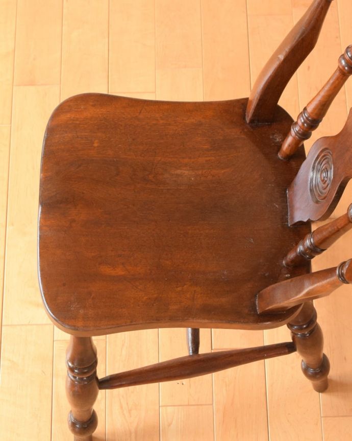 ダイニングチェア　アンティークチェア・椅子　アンティーク キッチンチェアー　座面に隠されたヒミツ「座繰り」と言って、お尻と太もも部分に彫が入っているんです。(k-1698-c)