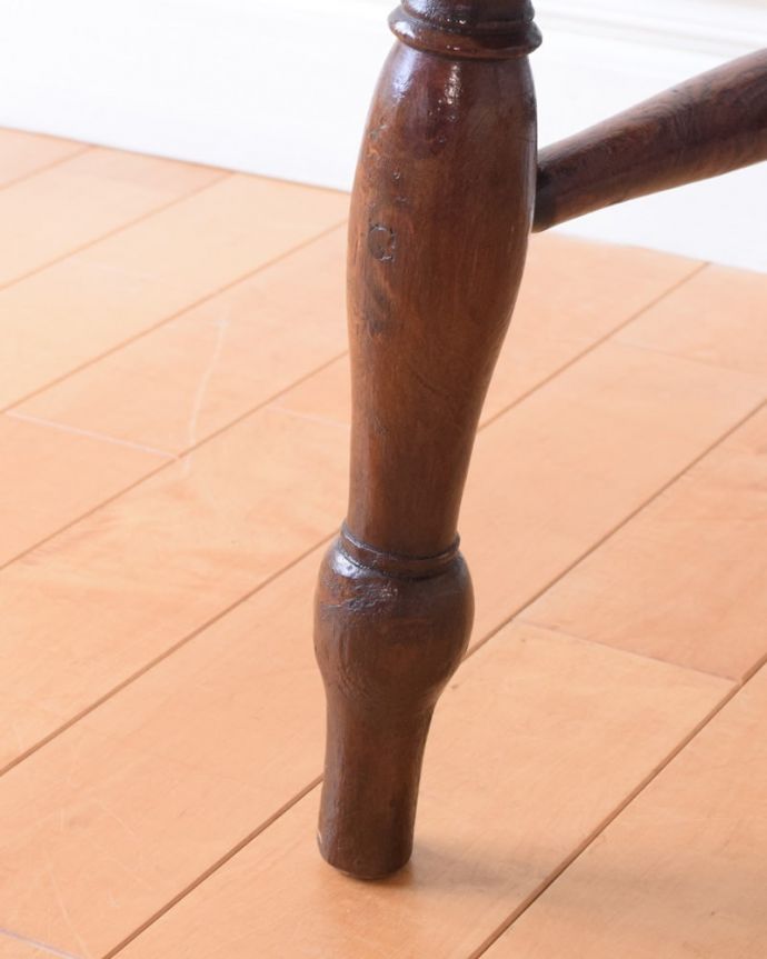 ダイニングチェア　アンティークチェア・椅子　アンティーク キッチンチェアー　床を滑らせて移動出来ますHandleではアンティークチェアの脚の裏にフェルトキーパーをお付けしています。(k-1698-c)