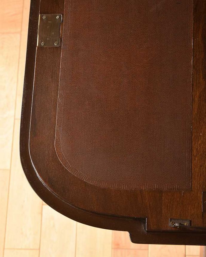 ビューロー　アンティーク家具　英国のアンティーク家具、ウォルナット材のおしゃれなビューロー。デスクには革が貼ってあります。(k-1698-f)
