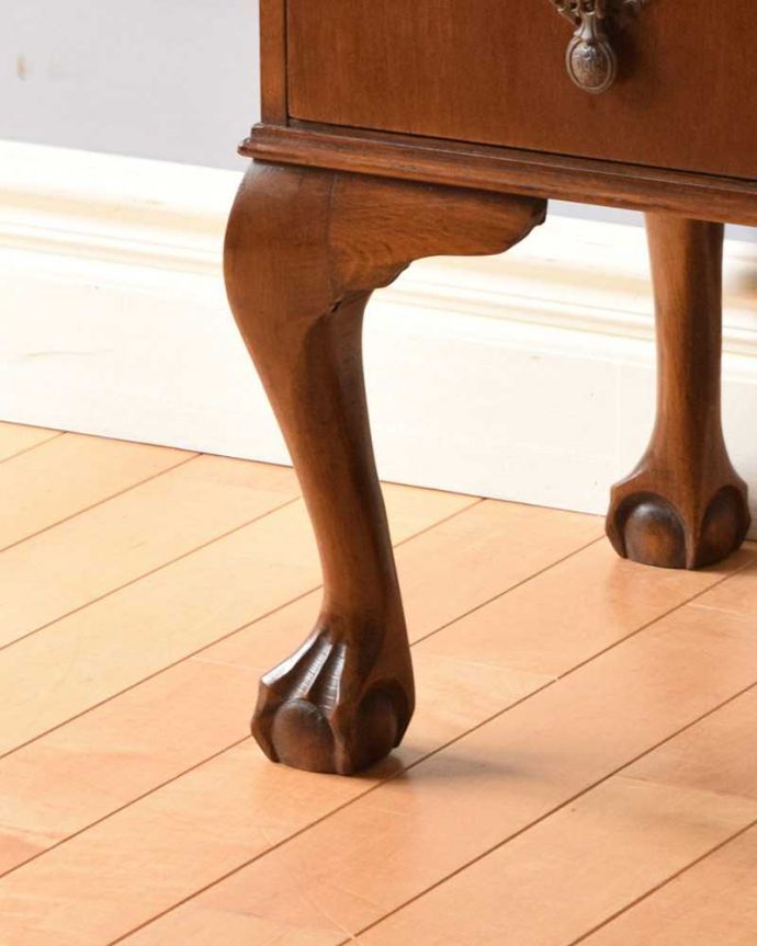 ビューロー　アンティーク家具　英国のアンティーク家具、ウォルナット材のおしゃれなビューロー。安定感のある脚がしっかり支えます。(k-1698-f)