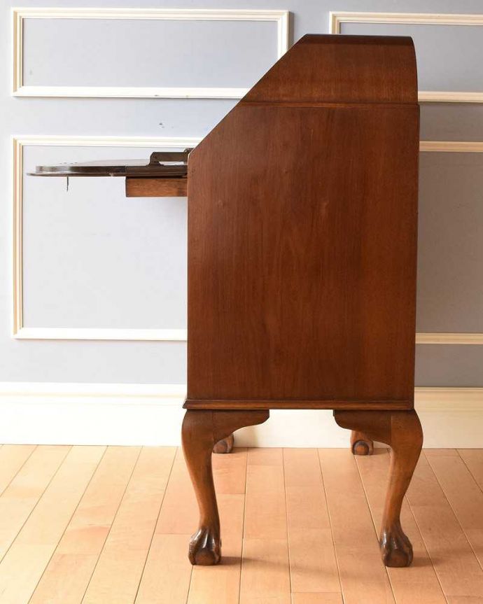 ビューロー　アンティーク家具　英国のアンティーク家具、ウォルナット材のおしゃれなビューロー。サイドが見えても良いように作られた高級感を感じさせるデザインです。(k-1698-f)