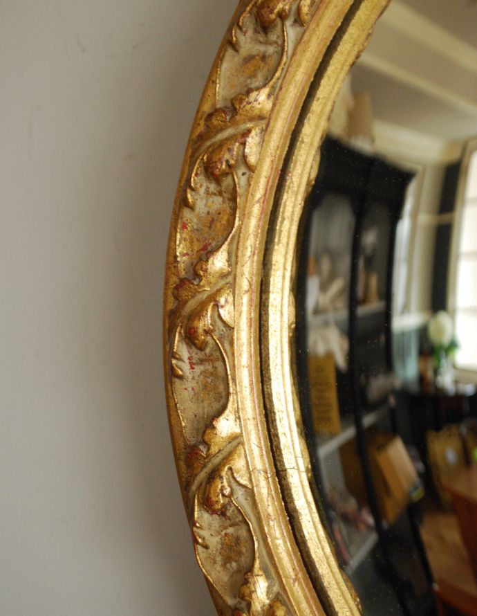 アンティーク ミラー（鏡）　アンティーク雑貨　装飾がたっぷりと施されたゴールドの英国アンティークミラー（凸ガラス）。エレガントな装飾で縁取られた美しいミラー。(k-1698-z)