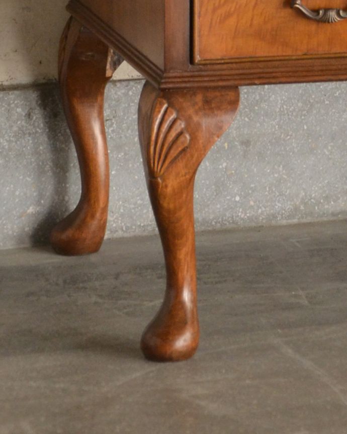 ビューロー　アンティーク家具　曲線が美しいイギリスからのアンティーク家具、ライティングビューロー（デスク）。安定感のある脚がしっかり支えます。(k-1699-f)