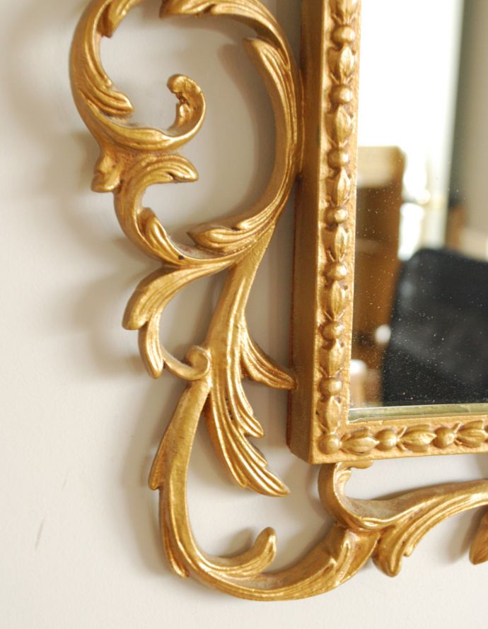 アンティーク フレーム付きミラー　アンティーク雑貨　美しい装飾と上品な高級感、落ち着いたゴールドカラーのアンティークミラー。エレガントな装飾で縁取られた美しいミラー。(k-1701-z)