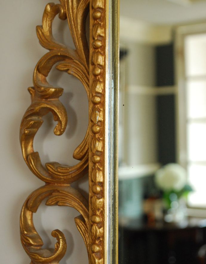 アンティーク フレーム付きミラー　アンティーク雑貨　美しい装飾と上品な高級感、落ち着いたゴールドカラーのアンティークミラー。ゴールドがお部屋のアクセントになります。(k-1701-z)