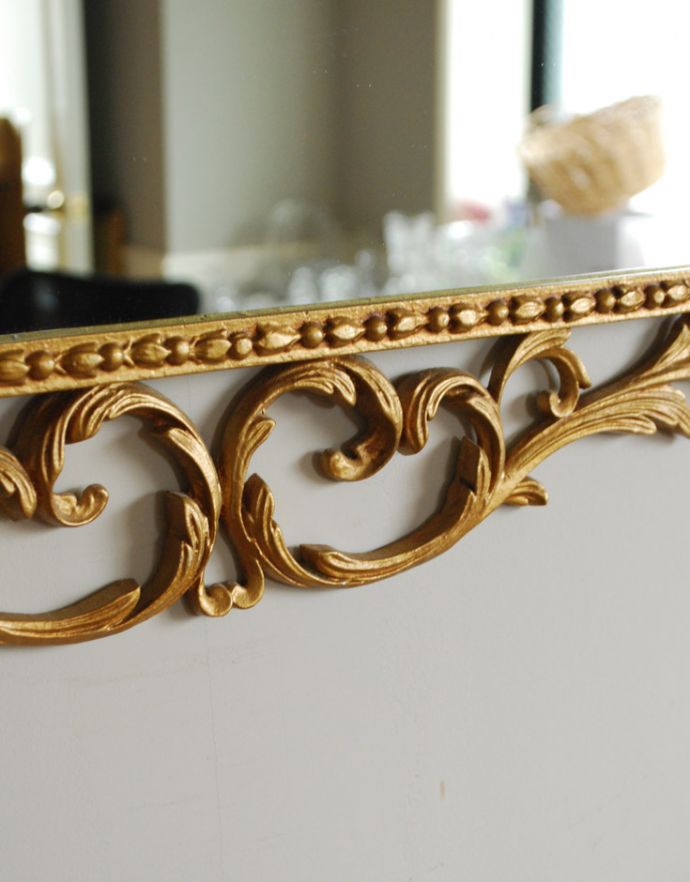 アンティーク フレーム付きミラー　アンティーク雑貨　美しい装飾と上品な高級感、落ち着いたゴールドカラーのアンティークミラー。隅々まで装飾があります。(k-1701-z)